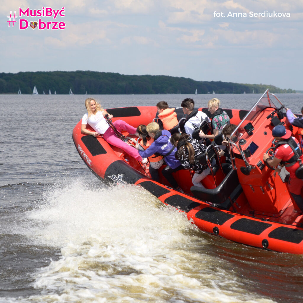 Fundacja #MusiByćDobrze organizuje żeglarskie i motorowodne inspiracje dla dzieci z domów dziecka